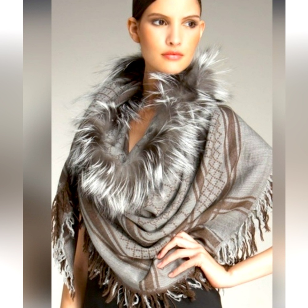 Gucci shawl wrap with real Fur collar, Beautiful Classic piece